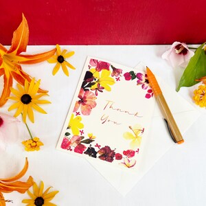 Tarjeta de agradecimiento de flores tropicales - Tarjeta impresa de hibisco prensado real y otras flores - tarjeta en blanco doblada de 5x7 y sobre (M/CARD TROP 1)