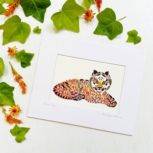 Floral Tiger - signierter Druck eines Tigers aus gepressten Blumen und Blättern - 13 x 18 mit Passepartout - florales Dekor (M/PRIN TIG 1)
