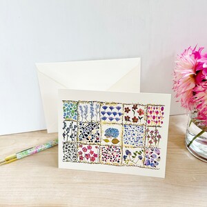 Édredon pressé - carte de voeux de fleurs et de feuilles pressées - carte vierge pliée 5 x 7 et enveloppe - papeterie florale (M/CARD QUI 1)