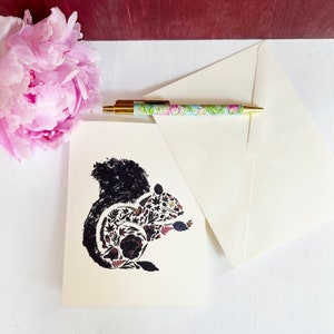 Ardilla negra: tarjeta con flores y hojas prensadas impresas en forma de ardilla: tarjeta en blanco plegada de 5 x 7 y sobre (M/CARD SQU 1)