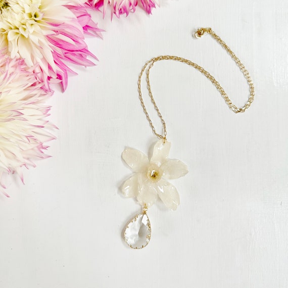 Narcissus necklace store