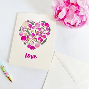 Amor Botánico - Flores y hojas prensadas impresas en forma de corazón - Tarjeta en blanco doblada de 5x7 y sobre (M/CARD LOV 1)