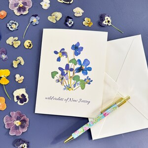 Cartão Wild Violets of New Jersey - impressão de flores de amor-perfeito prensadas - cartão em branco dobrado 5x7 e envelope - papelaria floral (M/CARD WIL 1)