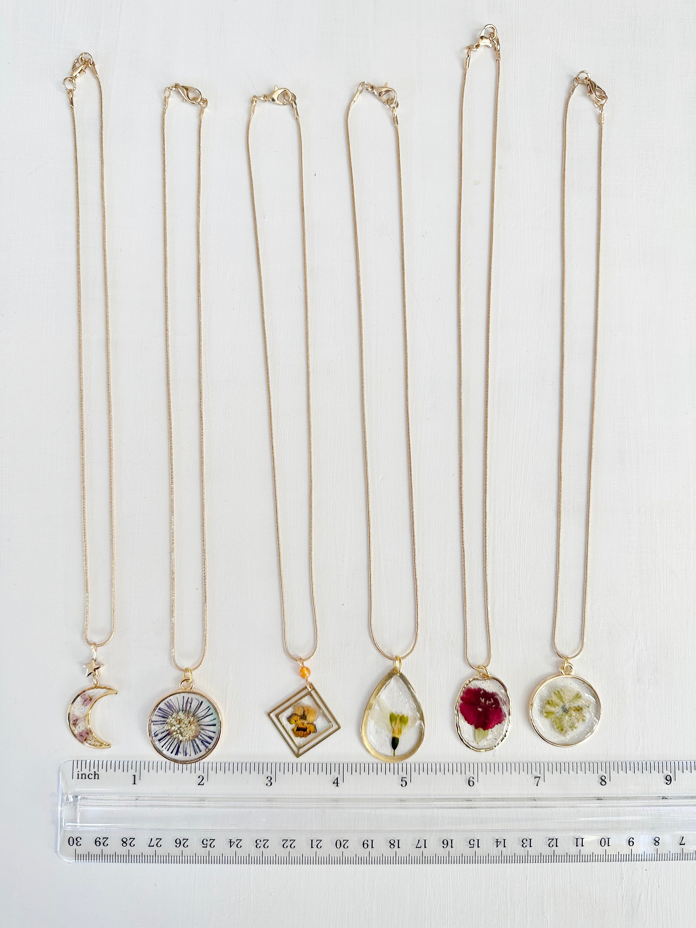 本物の花のネックレス - 金または銀メッキのチェーンに押し花の