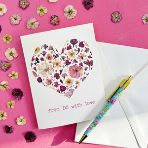 Carte DC with Love - impression de fleurs de cerisier pressées en forme de coeur - carte vierge pliée 5 x 7 et enveloppe - Saint-Valentin (M/CARD DCB 2)