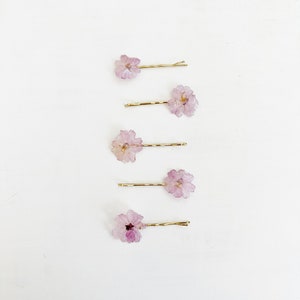 本物の花のヘアピン - 樹脂に押し付けた桜の花をボビーピンに付けました - ピンクの桜 - さくら - カスタマイズ可能 (J/HAIR CHE 1)