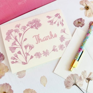 Tarjeta de agradecimiento de flores de cerezo rosa - Flores de prunus prensadas reales impresas - tarjeta en blanco doblada de 5x7 y sobre -primavera (M/CARD CHE 3)