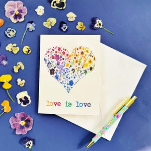 Carte Love is Love - Coeur de vraies fleurs pressées imprimées aux couleurs de l'arc-en-ciel - Saint-Valentin - carte vierge pliée 5 x 7 et enveloppe (M/CARD LOV 3)