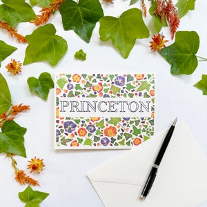 Tarjeta Princeton Collegiate - Flores prensadas reales impresas y hojas de hiedra - tarjeta y sobre en blanco doblados 5x7 (M/CARD PRI 1)