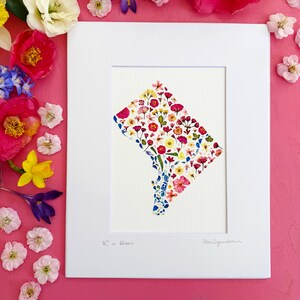 DC in Bloom-print - gesigneerde gematteerde afdruk van de kaart van Washington in geperste bloemen - 5 x 7-afdruk gematteerd in 8 x 10 passe-partout - bloemendecor (M/PRIN DCB 1)