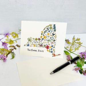 The Empire State-wenskaart - kaart van de staat New York met gedrukte wilde bloemen - gevouwen 5 x 7 blanco kaart en envelop (M/CARD NYS 1)