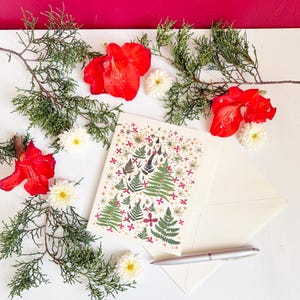 Tarjeta navideña con diseño de bosque y árboles de Navidad: tarjeta navideña en blanco con flores prensadas impresas: tarjeta doblada de 5 x 7 y sobre (M/CARD HOL 2)