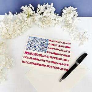 Tarjeta de felicitación con la bandera estadounidense: pancarta con estampado de flores reales prensadas; tarjeta en blanco de 5 x 7 doblada y sobre (M/CARD FLA 1)
