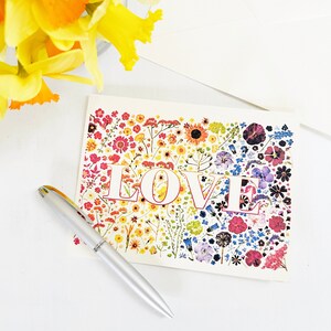 Carte LOVE - Véritables fleurs pressées imprimées aux couleurs de l'arc-en-ciel - Tous les goûts sont dans la nature - Carte vierge et enveloppe pliées 5 x 7 (M/CARD LOV 2)