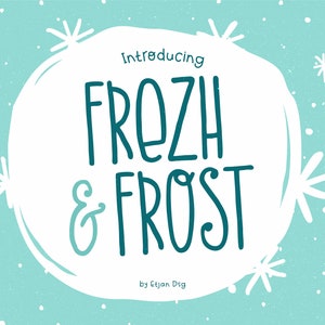 以下が含まれることがあります： Frozh & Frost フォントの紹介。手書き風の冬らしい遊び心のあるフォントです。テキストは白抜きで、薄い青色の背景にターコイズブルーで書かれています。