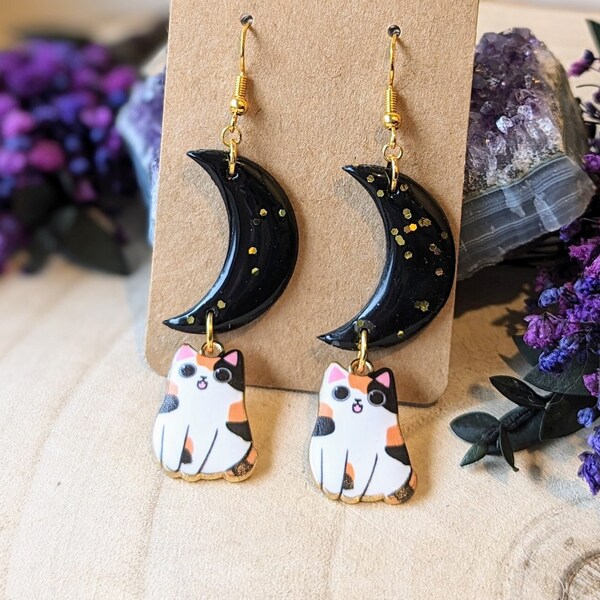 Boucles d'oreilles chat noir et lune avec paillettes or, en argile polymère, résine époxy et breloque acier inoxydable