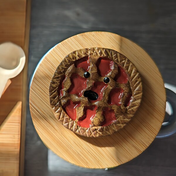 Linzer tartlets with red fruits and cinnamon, shortcrust pastry and raspberry tart figurine in polymer and acrylic