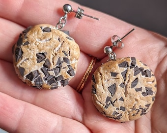 Realistic chocolate chip cookie jewelry, earrings and necklace. Handmade in polymer clay, miniature pastry.