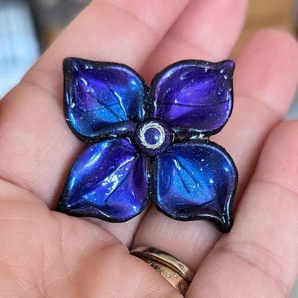 Broche fleur bleue métallisée, noire, violette, accessoire pin's à accrocher à ses vêtements, bijou fleuri nature attache cravate