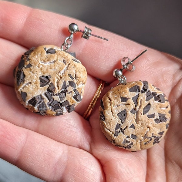 Bijoux cookies aux pépites de chocolat, boucles d'oreilles et collier effet réaliste. Fait main en argile polymère, pâtisserie miniature.