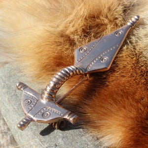 Fibbia a fiocco merovingia, periodo delle migrazioni, spilla a tre pomelli, fibbia, fermaglio per abiti, periodo germanico, spilla in bronzo, periodo delle migrazioni, 87