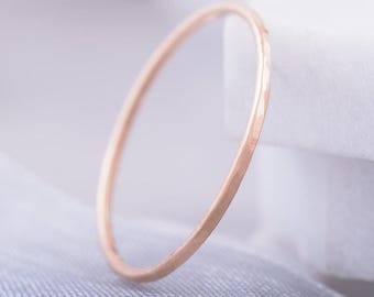 14k massief gouden gehamerde stapelring: 1 mm dunne boho-band