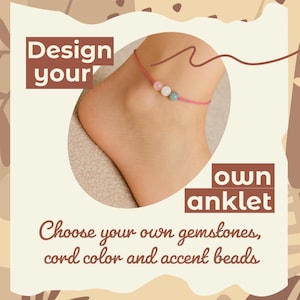 Peut inclure: Un bracelet de cheville à cordon rose avec trois perles de pierres précieuses est présenté sur une cheville. L'image comprend le texte "Concevez votre propre cheville. Choisissez vos propres pierres précieuses, la couleur du cordon et les perles d'accent."