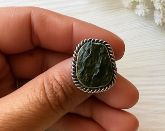 Anello in argento sterling con moldavite grezza / Gioielli in cristallo autentici