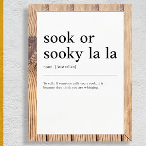 Puede incluir: Una impresión de arte de pared imprimible con una definición del término de jerga australiano "sook or sooky la la", que significa hacer pucheros.