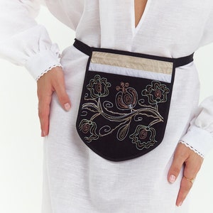 Pochette ceinture brodée ukrainienne noire, pochette folklorique à la taille avec motif floral, faite main par Katrya