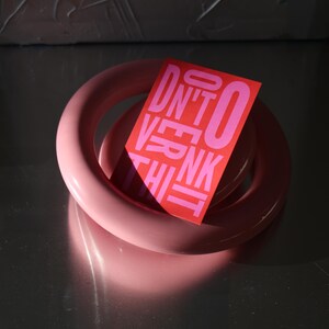 NON PENSARCI TROPPO Errore di battitura Cartolina | Tipografia | Grafica | Illustrazione | Progettazione di poster | Grafica | Stampa grafica | Design