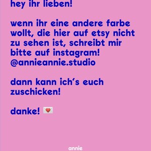 May include: Pink background with blue text in German. The text says "hey ihr lieben!" and asks to contact the seller on Instagram for custom colors not shown on Etsy. The Instagram handle is @annieannie.studio.