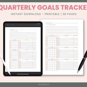Op de afbeelding: Een digitale planner op een tabletscherm met de tekst "QUARTERLY GOALS TRACKER" en "INSTANT DOWNLOAD - PRINTABLE | 28 PAGES". De planner is verdeeld in twee secties, "QUARTER 1" en "QUARTER 2", elk met een kalender en een lijst met doelen.