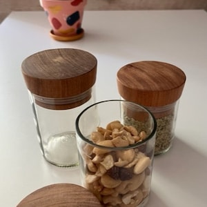 3er Set Gläser, Vorratsgläser f. Küche Bad, Altglas, recycelt, nachhaltig u einzigartig, handgemacht auf Sansibar, Upcycling, Holz Deckel