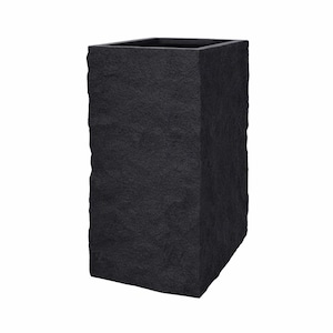 Könnte beinhalten: Ein hoher, rechteckiger schwarzer Pflanzkübel mit einer strukturierten, steinartigen Oberfläche. Der Pflanzkübel hat eine quadratische Öffnung an der Oberseite und ist für den Außen- oder Innenbereich geeignet. Die dunkle Farbe und die raue Textur verleihen ihm eine moderne, minimalistische Ästhetik.