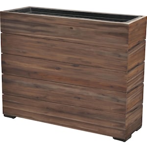 Op de afbeelding: Een rechthoekige houten plantenbak met een donkerbruine afwerking. De plantenbak is gemaakt van horizontale planken, waardoor een gelaagd effect ontstaat. De binnenkant is zwart en de bak staat op kleine voetjes.