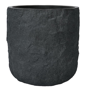 Könnte beinhalten: Ein dunkelgrauer, zylindrischer Pflanztopf mit einer strukturierten, steinartigen Oberfläche. Der Pflanztopf hat einen abgerundeten Boden und eine glatte, offene Oberseite. Ideal für den Innen- oder Außenbereich.