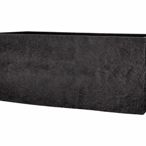 Może przedstawiać: Prostokątna, ciemnoszara donica o fakturze przypominającej kamień. Donica ma prosty, nowoczesny design, odpowiedni do użytku na zewnątrz lub wewnątrz. Wymiary donicy to około 76 cm długości, 30 cm szerokości i 25 cm wysokości.