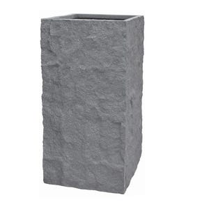 Könnte beinhalten: Ein hoher, rechteckiger Pflanzkübel mit rauer, strukturierter Oberfläche. Der Pflanzkübel ist grau und hat eine quadratische Öffnung oben. Das Design ähnelt Naturstein, geeignet für den Innen- oder Außenbereich.