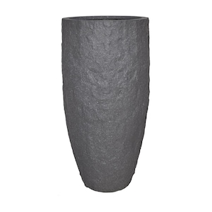 Könnte beinhalten: Eine hohe, dunkelgraue, strukturierte Vase mit einer breiten Öffnung. Die Vase hat ein raues, steinartiges Aussehen und eine leicht konische Form. Geeignet für den Innen- oder Außenbereich.