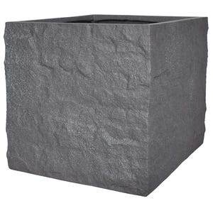 Könnte beinhalten: Ein quadratischer, grauer Pflanzkübel mit einer strukturierten, steinartigen Oberfläche. Der Pflanzkübel hat eine raue, unebene Oberfläche und einen dunklen Innenraum. Das würfelförmige Design eignet sich für den Außen- oder Innenbereich. Der Pflanzkübel besteht aus einem langlebigen Material.