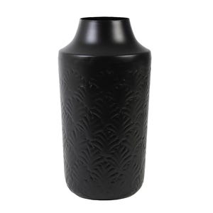 Può includere: Un vaso in metallo nero con un motivo in rilievo. Il vaso ha un'ampia apertura e una base stretta.