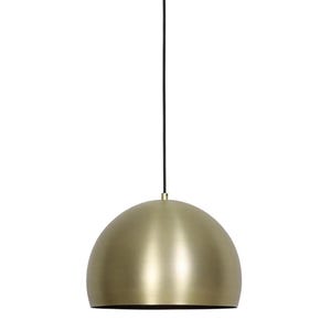 Könnte beinhalten: Eine goldene Pendelleuchte mit einem runden, kuppelförmigen Schirm.