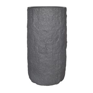 Könnte beinhalten: Eine hohe, zylindrische, graue Vase mit einer strukturierten, rauen Oberfläche. Die Vase hat eine breite Öffnung oben und einen leicht abgerundeten Boden. Das Design ist schlicht und modern, geeignet für die Inneneinrichtung.