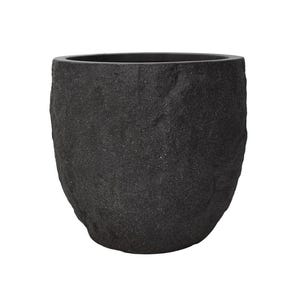Könnte beinhalten: Ein dunkelgrauer, strukturierter Pflanztopf mit einer weiten Öffnung. Der Pflanztopf hat ein raues, steinartiges Aussehen und eine abgerundete Form. Geeignet für den Innen- oder Außenbereich.