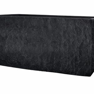 Könnte beinhalten: Ein rechteckiger, dunkelgrauer Pflanzkübel mit einer strukturierten, steinartigen Oberfläche. Der Pflanzkübel hat ein schlichtes, modernes Design und eignet sich für den Außen- oder Innenbereich. Die Maße betragen ca. 91 cm lang, 30 cm breit und 30 cm hoch.
