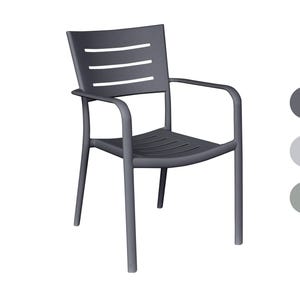 Può includere: Una sedia da esterno in plastica grigio scuro con schienale e seduta a doghe. La sedia ha un design semplice e moderno ed è adatta per l'uso in giardino o in patio.