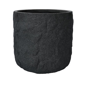 Könnte beinhalten: Ein dunkelgrauer, zylindrischer Pflanztopf mit einer strukturierten, steinartigen Oberfläche. Der Pflanztopf hat eine breite Öffnung und eine raue, unebene Oberfläche. Ideal für den Innen- oder Außenbereich, erzeugt eine natürliche Ästhetik.