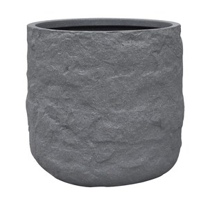 Könnte beinhalten: Ein grauer, zylindrischer Pflanztopf mit einer strukturierten, steinartigen Oberfläche. Der Pflanztopf hat eine breite Öffnung und einen abgerundeten Boden. Die Außenseite hat eine raue, unebene Oberfläche, die ihm ein natürliches, verwittertes Aussehen verleiht.