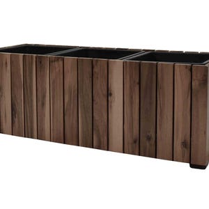Peut inclure: Un bac à plantes rectangulaire en bois avec trois conteneurs intérieurs noirs séparés. L'extérieur est constitué de planches de bois verticales de différentes nuances de brun. Le bac repose sur quatre petits pieds noirs.